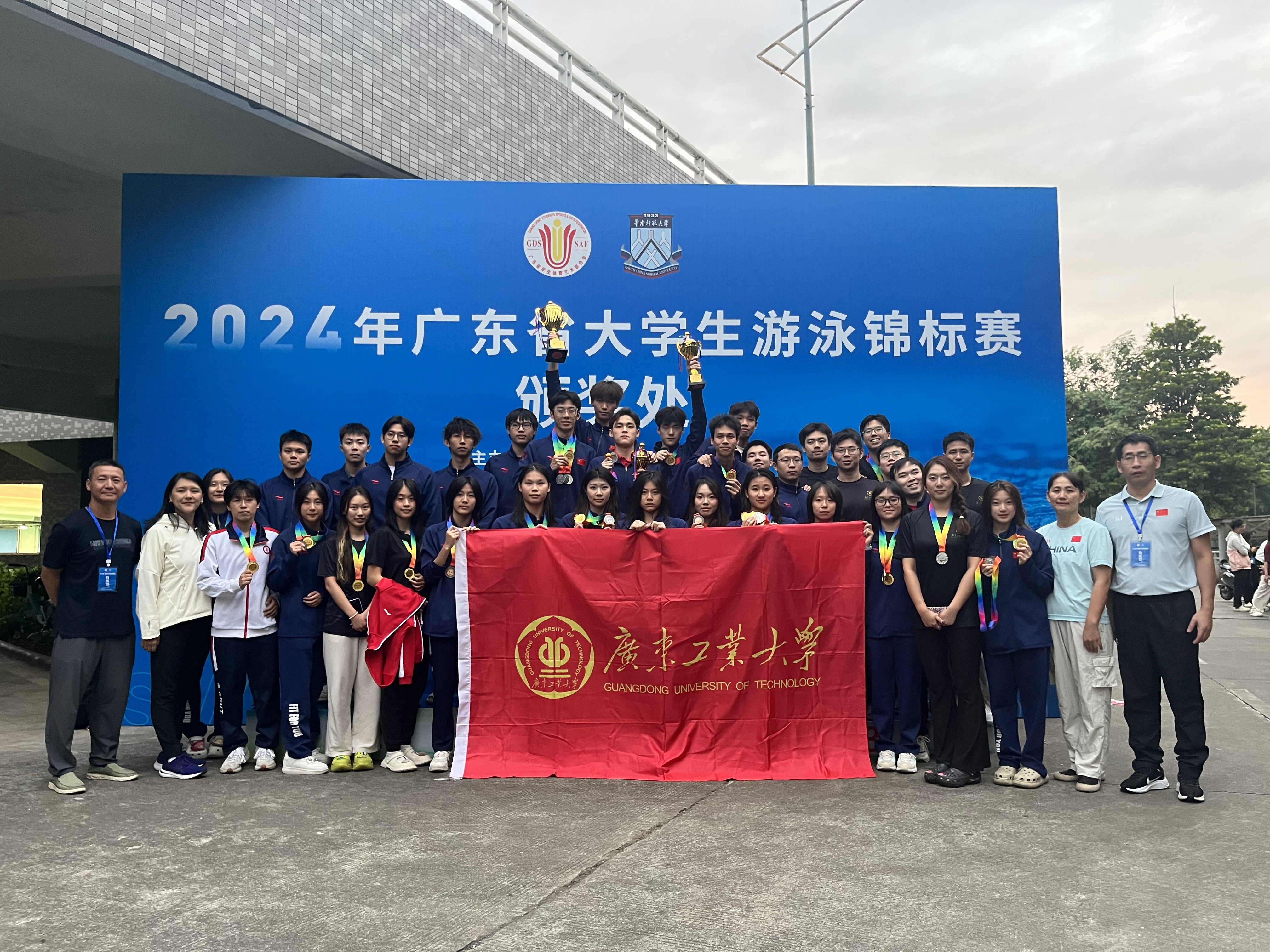 竞技游泳选手试训篮球，挑战不同运动类型